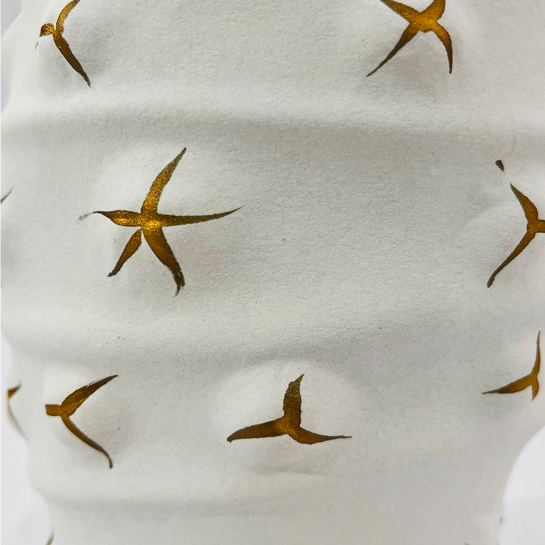 JARRÓN DECORATIVO BLANCO CON DETALLES DORADOS