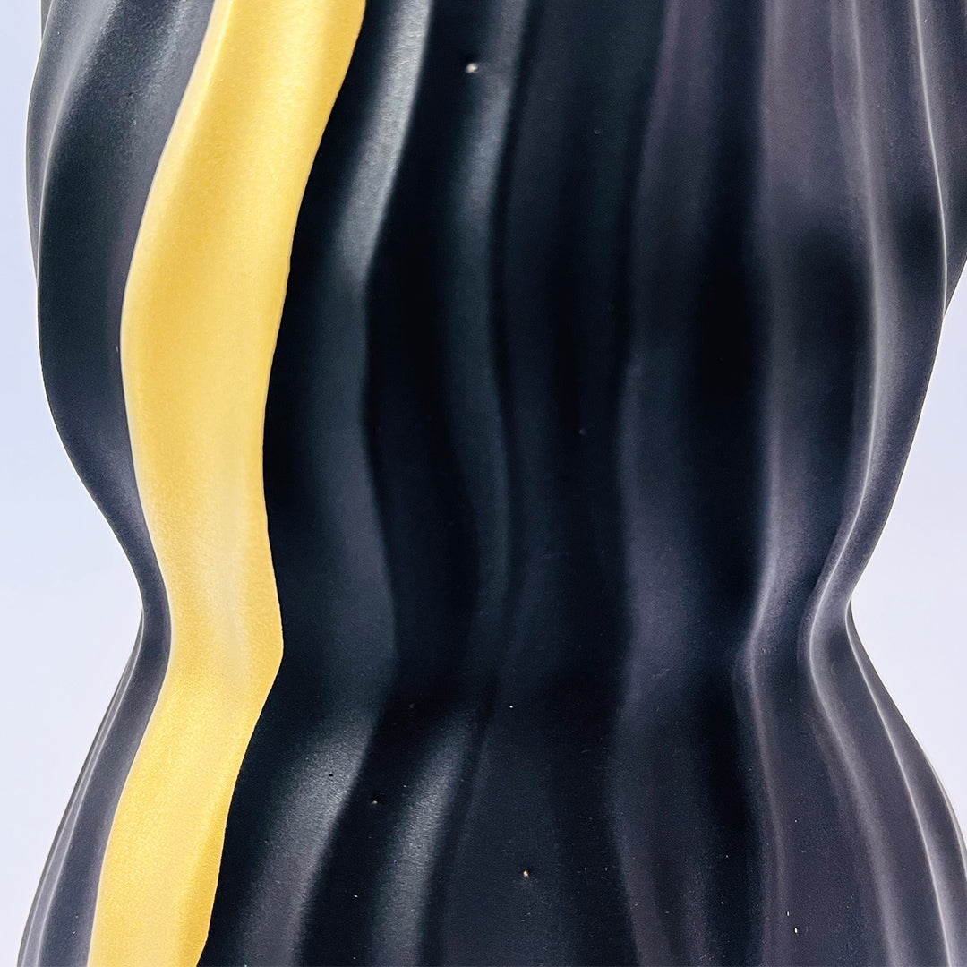 JARRÓN DECORATIVO NEGRO CON DETALLES DORADOS EN CERÁMICA
