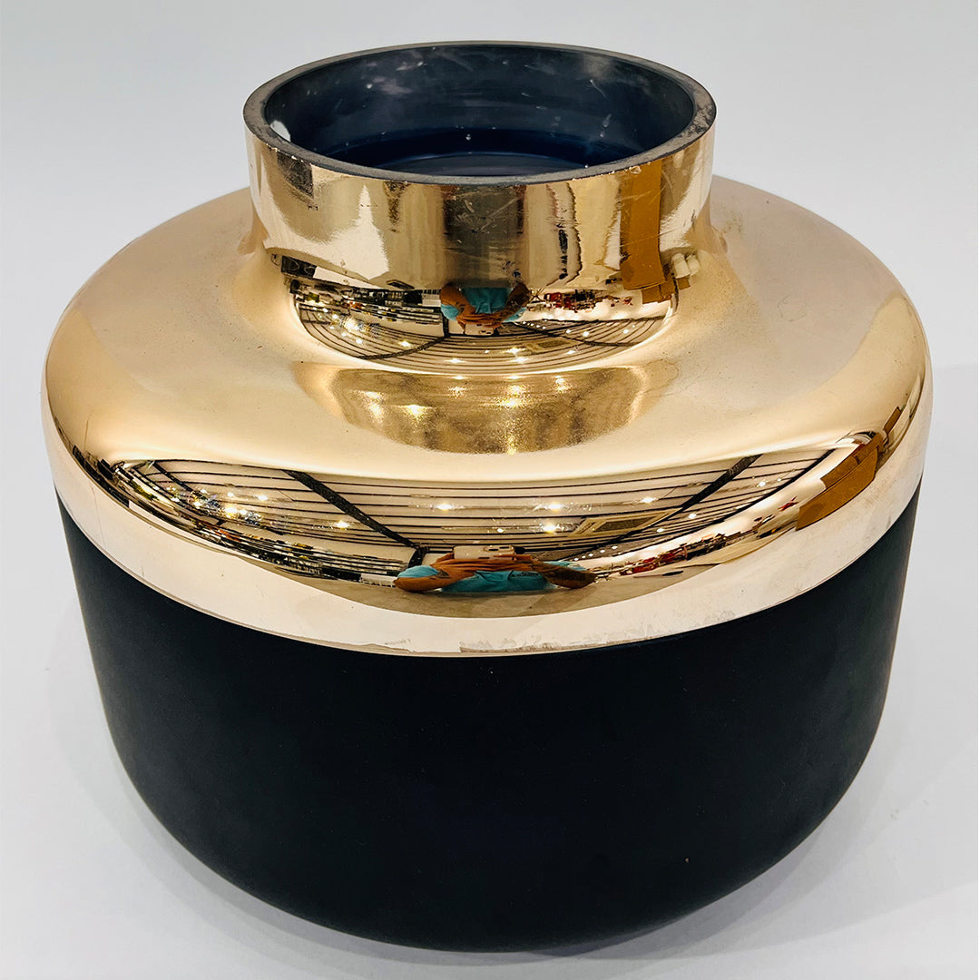FLORERO MODERNO NEGRO Y DORADO EN CERÁMICA