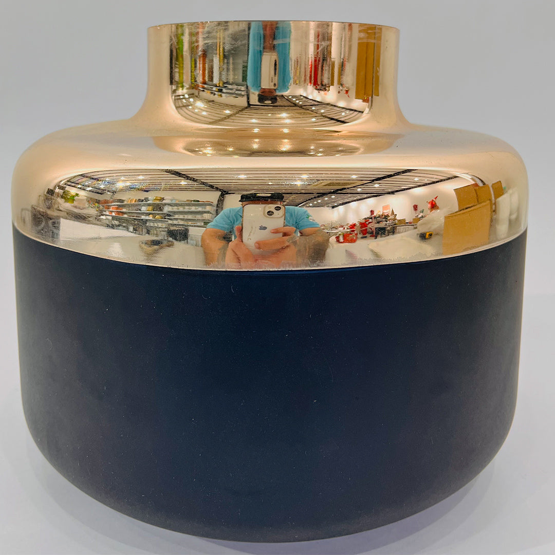 FLORERO MODERNO NEGRO Y DORADO EN CERÁMICA