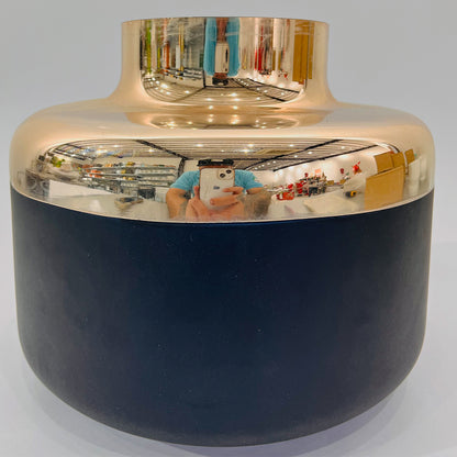 FLORERO MODERNO NEGRO Y DORADO EN CERÁMICA