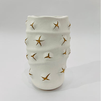 JARRÓN DECORATIVO BLANCO CON DETALLES DORADOS