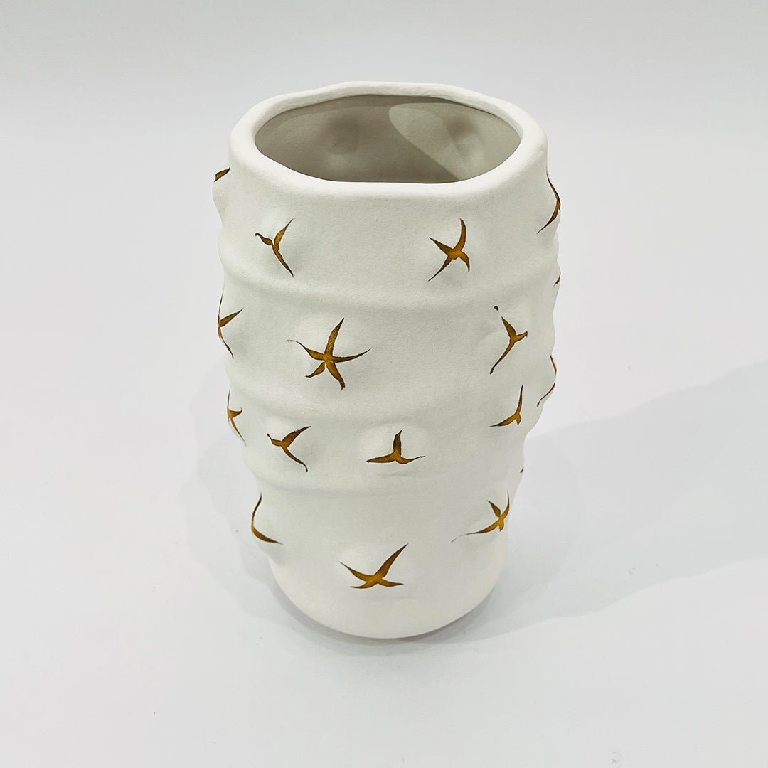 JARRÓN DECORATIVO BLANCO CON DETALLES DORADOS