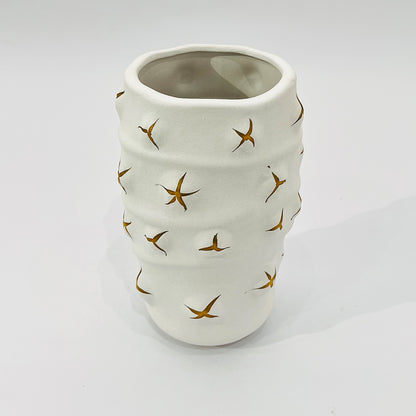 JARRÓN DECORATIVO BLANCO CON DETALLES DORADOS