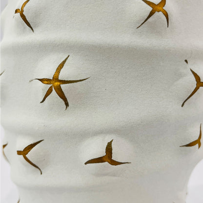 JARRÓN DECORATIVO BLANCO CON DETALLES DORADOS