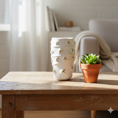 JARRÓN DECORATIVO BLANCO CON DETALLES DORADOS