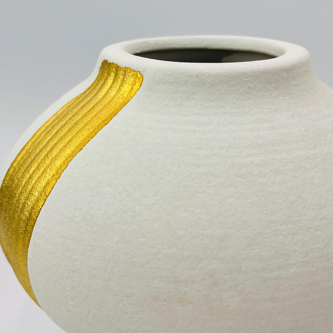 FLORERO MINIMALISTA CON ACABADO DORADO