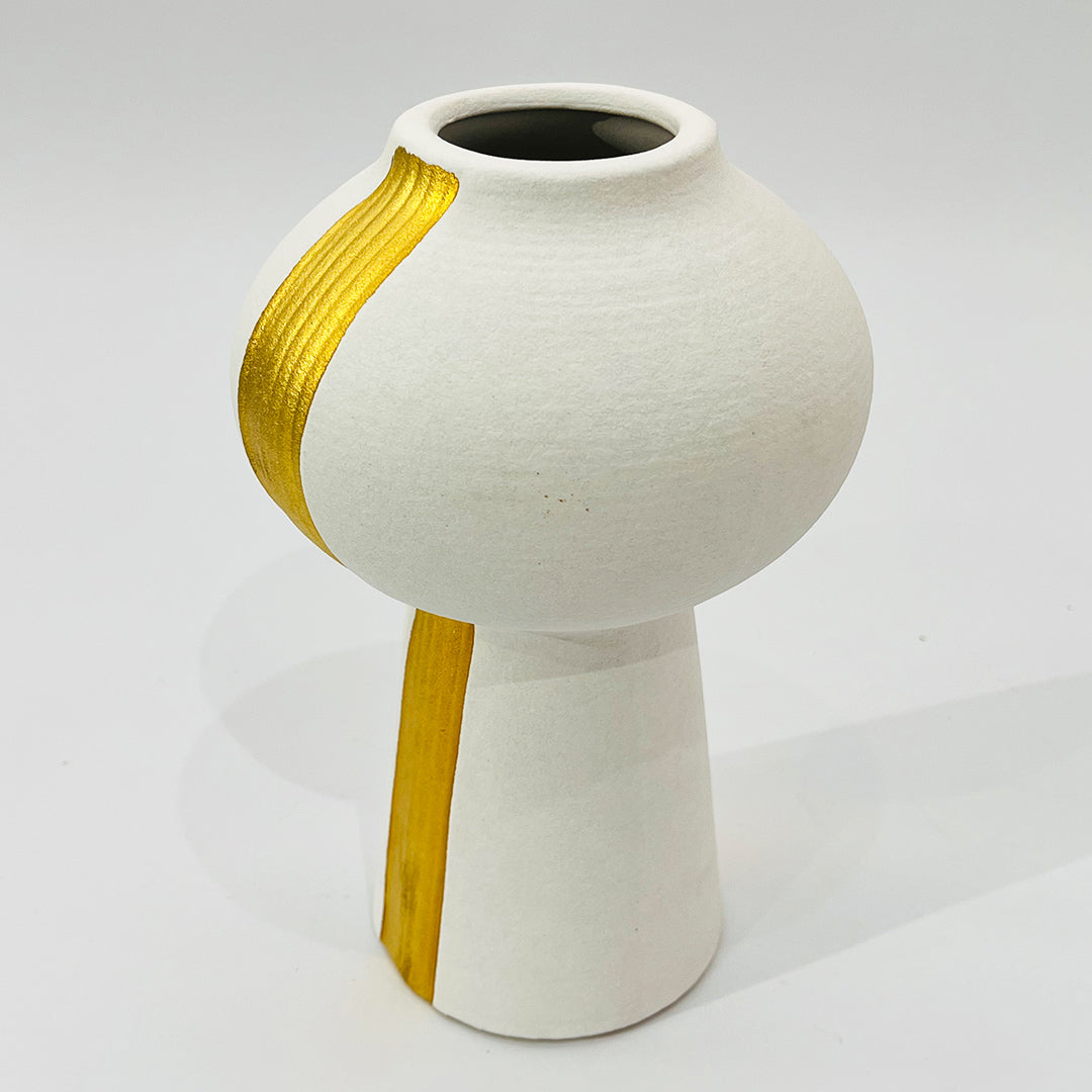 FLORERO MINIMALISTA CON ACABADO DORADO