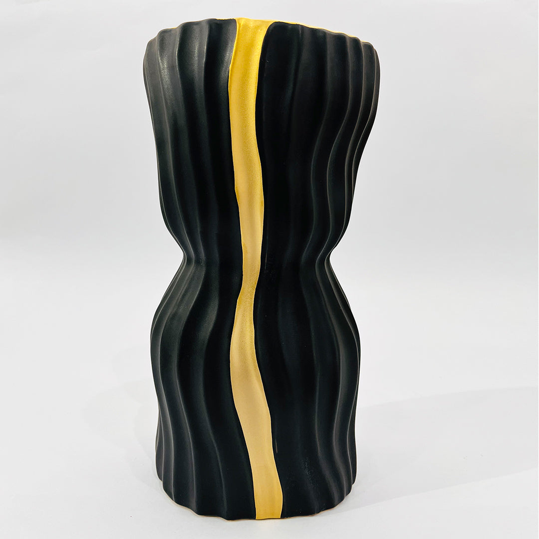 JARRÓN ALTO EN CERÁMICA CON ACABADO NEGRO Y DORADO