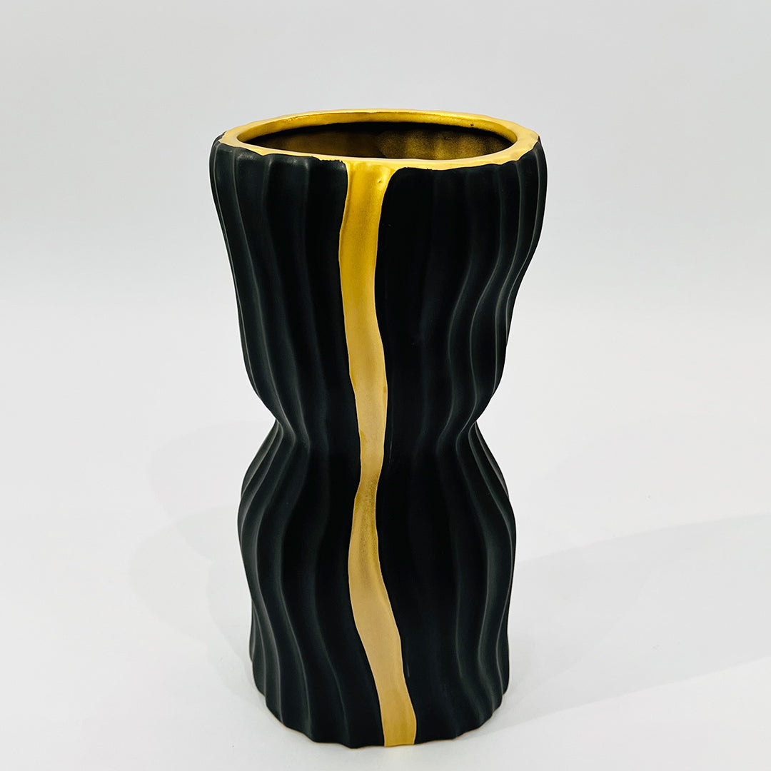 JARRÓN ALTO EN CERÁMICA CON ACABADO NEGRO Y DORADO