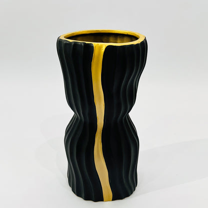 JARRÓN ALTO EN CERÁMICA CON ACABADO NEGRO Y DORADO