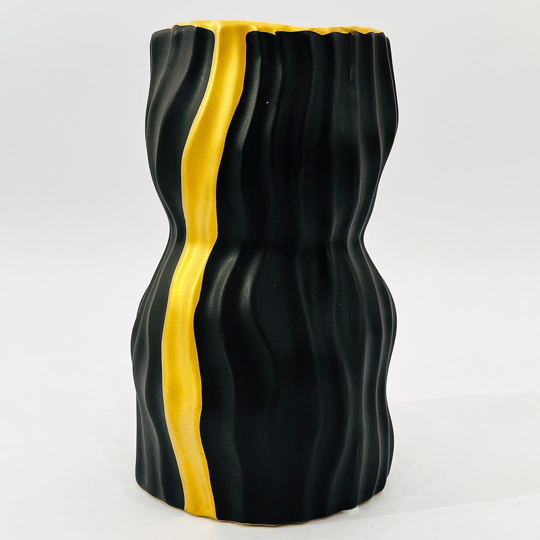JARRÓN DECORATIVO NEGRO CON DETALLES DORADOS EN CERÁMICA