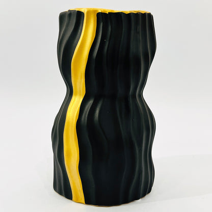 JARRÓN DECORATIVO NEGRO CON DETALLES DORADOS EN CERÁMICA