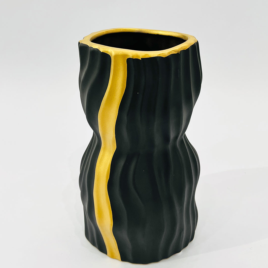 JARRÓN DECORATIVO NEGRO CON DETALLES DORADOS EN CERÁMICA