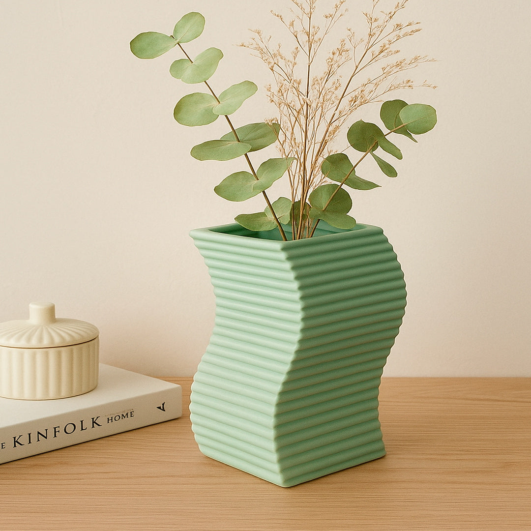 FLORERO DECORATIVO EN VIDRIO VERDE