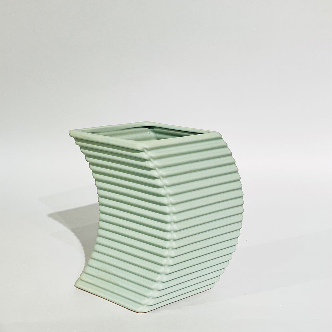 FLORERO DECORATIVO EN VIDRIO VERDE