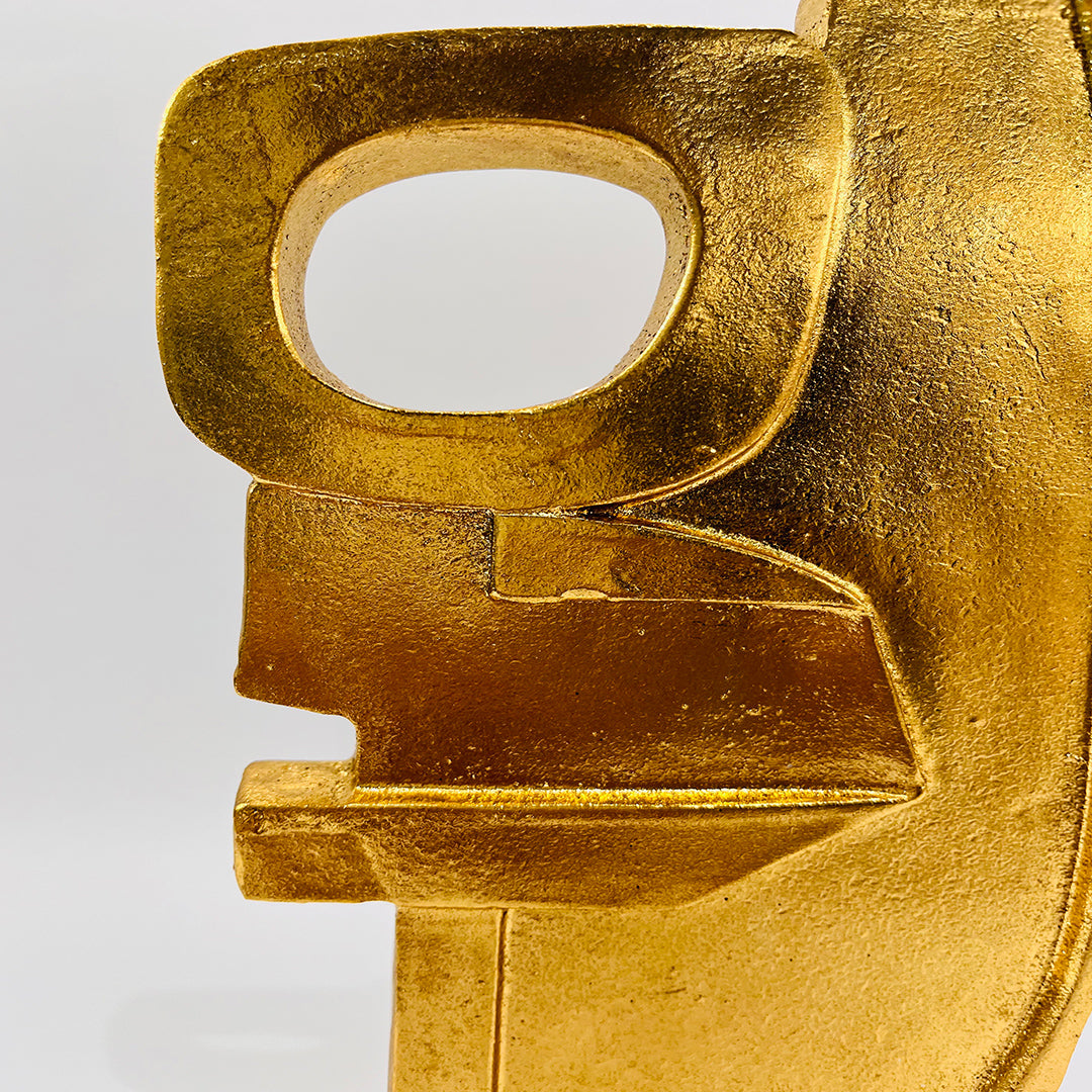 FIGURA ABSTRACTA EN DORADO